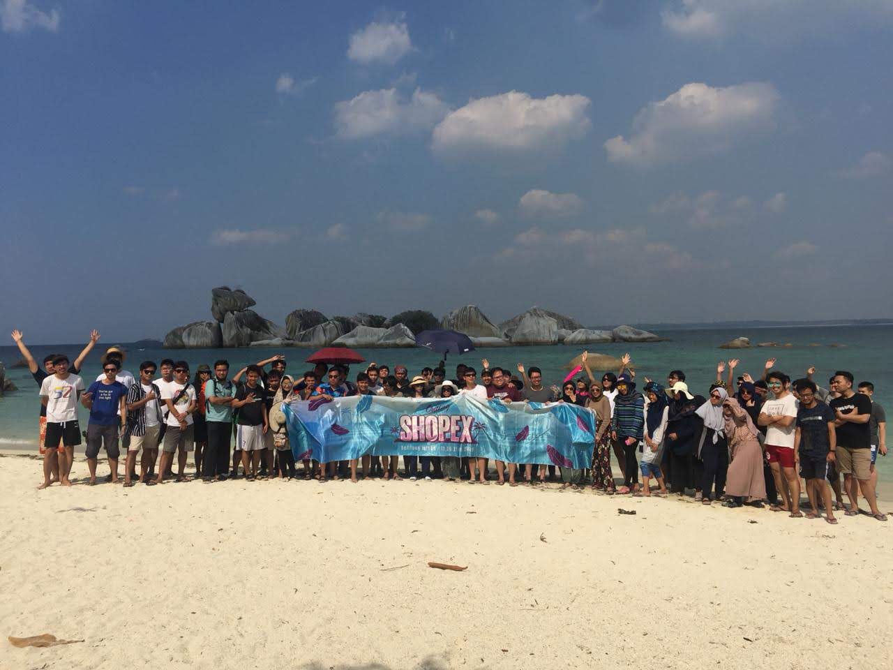 Saya juga akhirnya jadi tahu Pulau Belitung itu seperti apa 😄
